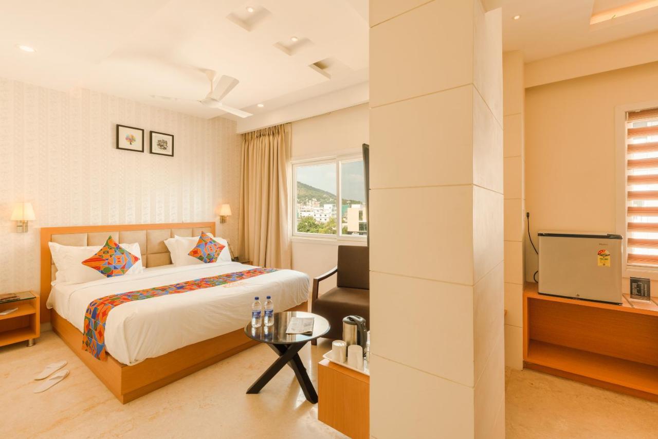 Kvr Capitol Suites Vijayawāda Extérieur photo