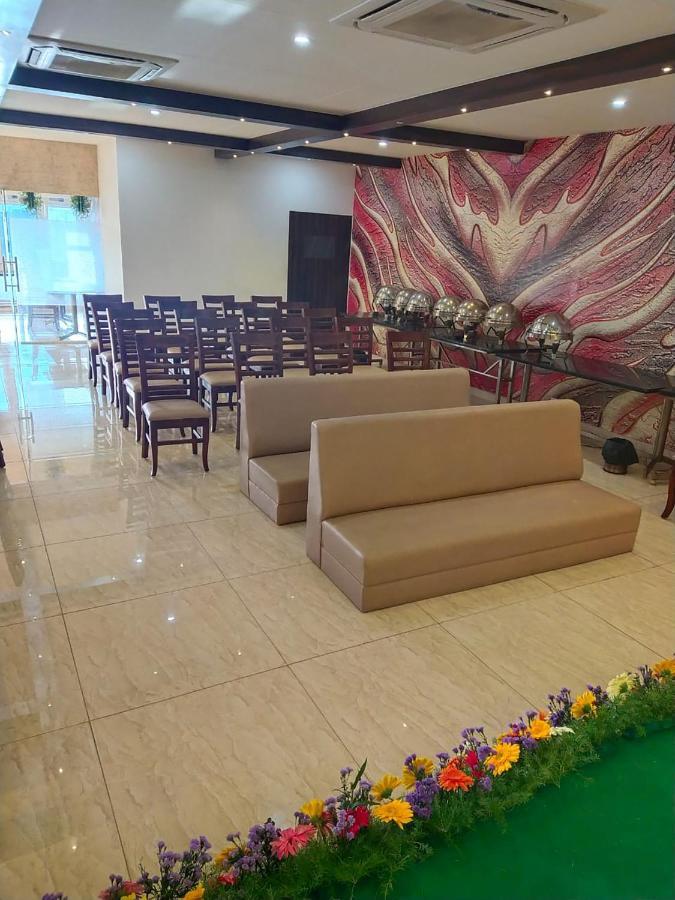 Kvr Capitol Suites Vijayawāda Extérieur photo